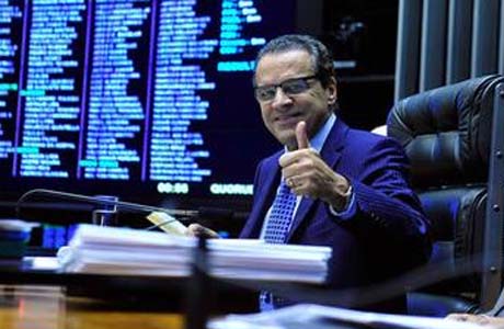 Salário de deputados sobe a R$ 33,7 mil e mínimo será de R$ 790