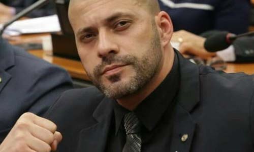 Companhia aérea aciona PF por causa de deputado que se recusou a usar máscara em voo