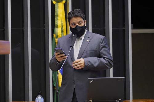 Câmara aprova projeto que autoriza estados, municípios e setor privado a comprar vacinas  