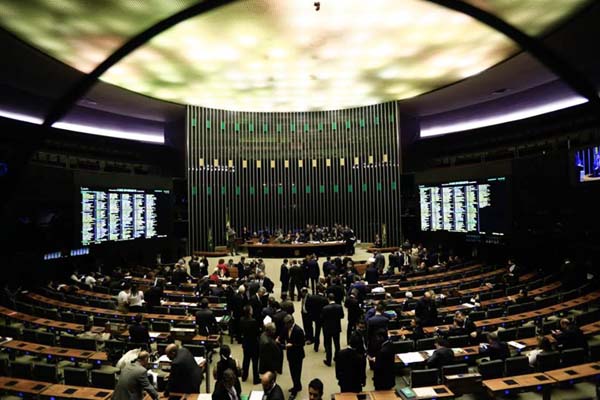 Novos deputados gastam tanto quanto os da “velha política”