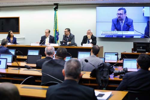 Deputados questionam Denatran sobre fim de multa para quem transportar criança sem cadeirinha