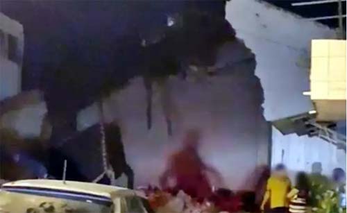 Prédio desaba por trás de emissora de rádio e mobiliza bombeiros wm Delmiro Gouveia