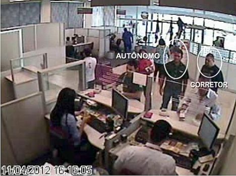 Justiça prorroga prisão de delegado suspeito de desviar cheque