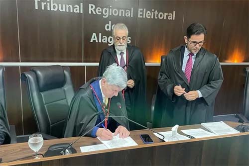 Eleitos por aclamação, desembargadores Kléver Loureiro e Alcides Gusmão assumem como presidente e corregedor do TRE/AL