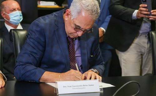 Desembargador determina que 27,5% cobrados por prefeituras do IR do FUNDEF fiquem retidos