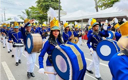 Público toma conta da Avenida da Paz para ver desfile da emancipação