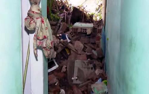 Deslizamento de barreira destrói parte de casa em Flexal de Cima, no bairro de Bebedouro