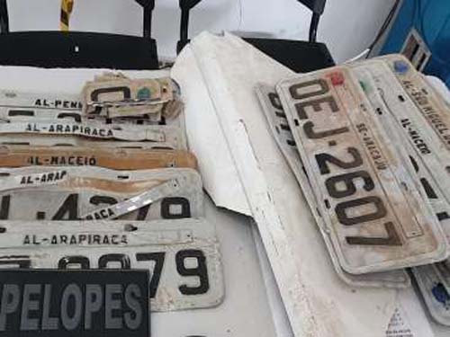 Trio que praticava desmanche de veículos roubados é preso em galpão