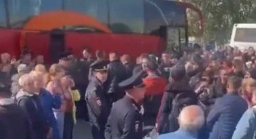 'Por favor, volte': criança chora ao se despedir do pai, levado para serviço militar na Ucrânia