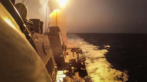 Marinha dos EUA contém ataques dos Houthis contra navios norte-americanos