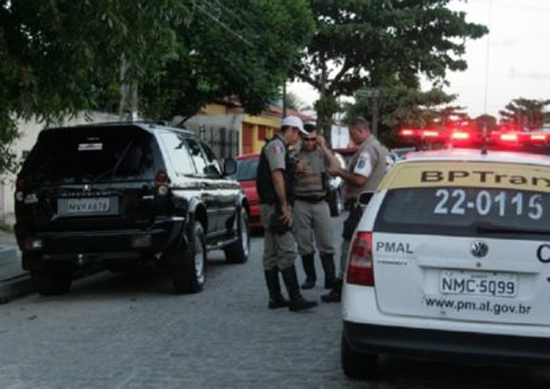 Policiais militares evitam fuga e prendem acusado de roubo em Maceió