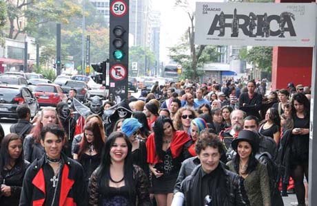 Dia do Vampiro é celebrado com doação de sangue em São Paulo