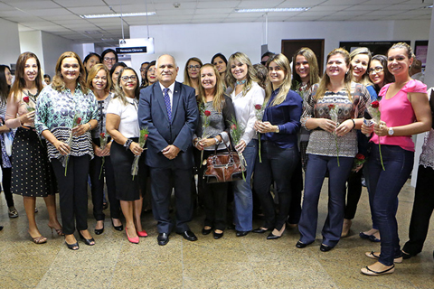 Dia da Mulher: presidente Otávio Leão Praxedes recepciona servidoras do TJ com rosas