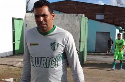 Campeão alagoano em 2010, goleiro Dias morre após sofrer infarto durante partida de futebol