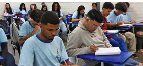 Os dados que revelam o abismo entre ricos e pobres e brancos e negros no ensino médio do Brasil
