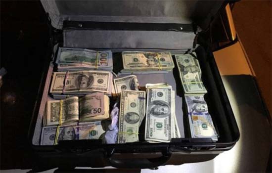 Homem é preso pela Polícia Militar com 124 mil dólares em maleta, no Gama