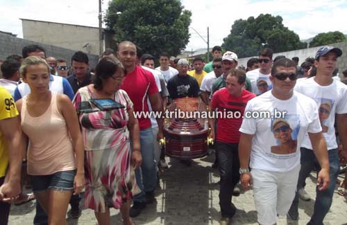 Cerca de mil pessoas prestou ultima homenagem a 'Binho do MotoCroos' neste sabado em União