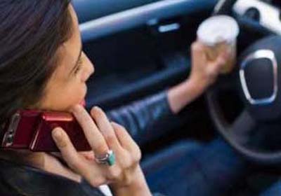 Comissão aumenta gravidade de multa por dirigir falando ao celular