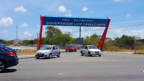 Motoristas de distribuidora são rendidos e assaltados na porta da empresa