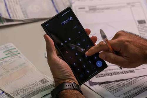 Endividamento das Famílias no Brasil Alcançará Quase Metade da Renda em 2025