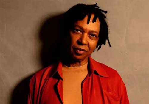 Equipe atualiza estado de saúde do cantor Djavan