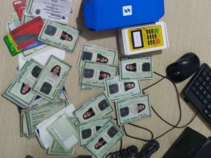 Mulher é presa após ser flagrada com diversas identidades falsas em Maceió