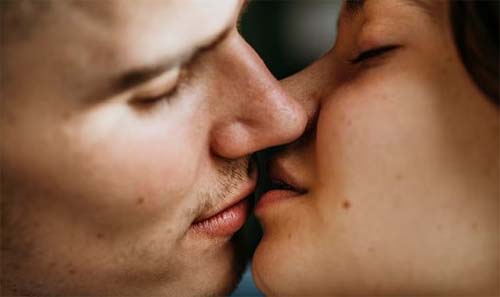 Doença do Beijo: infectologista explica o que é, como prevenir e tratar