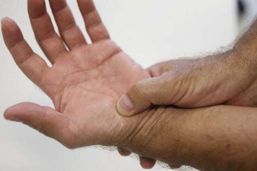 Pacientes com doenças reumáticas devem manter tratamentos na pandemia