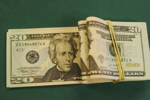 Dólar fecha no menor nível em dois meses e bolsa renova recorde