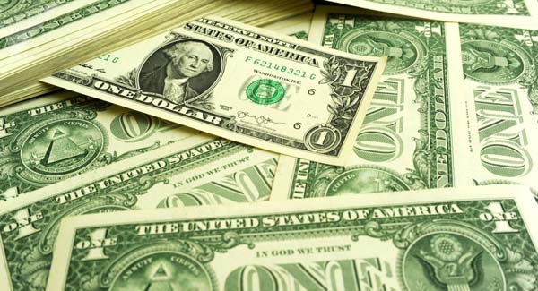 Alta do dólar se deve principalmente à taxa de juros e ao coronavírus, diz economista