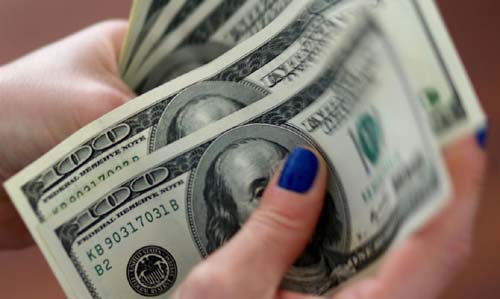 Dólar cai no dia, mas fecha setembro com alta de 2,52%