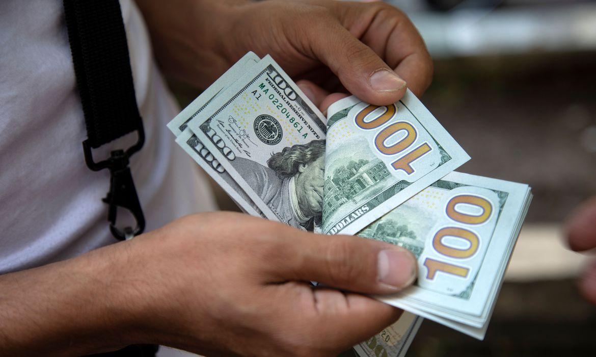 Dólar cede terreno ante real de olho em exterior e ata do Copom