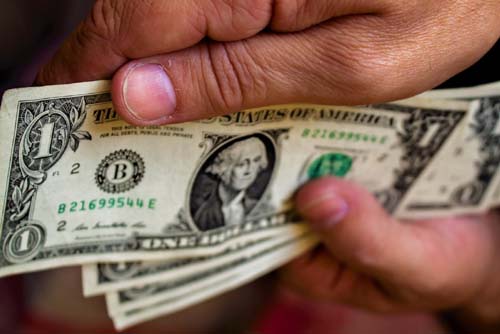 Dólar cai pela 6ª semana seguida com otimismo internacional; Ibovespa volta aos 122 mil pontos