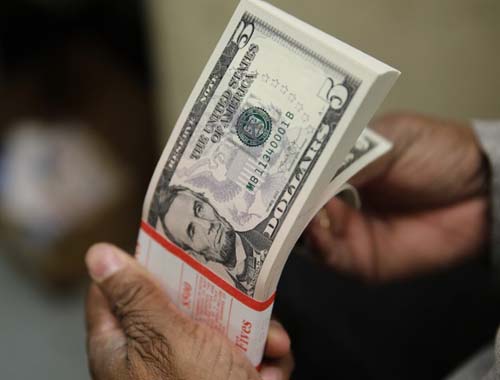 Dólar cai com alívio externo e fecha no menor valor em duas semanas