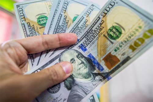 Dólar bate novo recorde e fecha a R$ 6,09; leilão do BC não segura alta