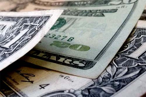 Dólar sobe a R$ 5,56 com avanço de tarifa dos EUA e falta de reação do Brasil