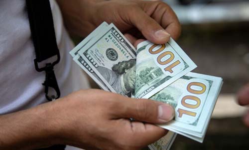 Dólar tem pequena queda e fecha dia vendido a R$ 5,37