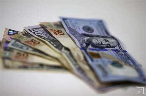 Dólar inicia 2021 com maior alta em 3 semanas em meio a dia negativo no exterior