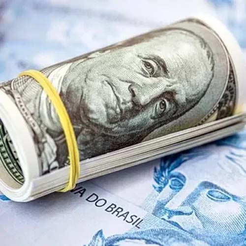 À espera de Copom e marco fiscal, dólar cai 1%, abaixo de R$ 4,80
