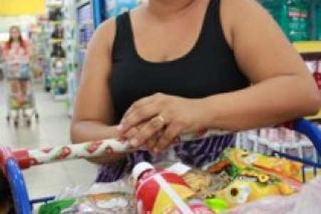 Donas de casa reclamam que cesta básica continua alta