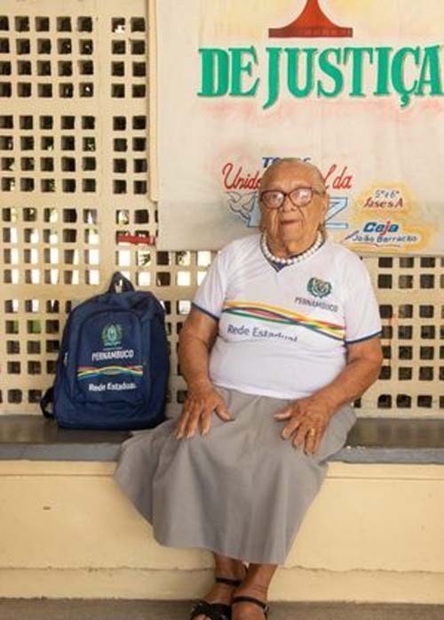 Aos 94 anos, estudante mais velha do mundo se matricula na escola após a morte do marido