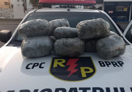 PM aborda carro suspeito e prende dupla com 12kg de maconha em Maceió