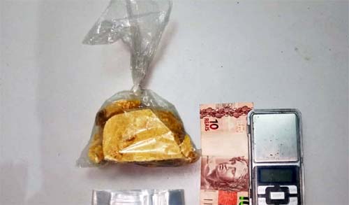 Motociclista tenta fugir de abordagem, cai e é preso com crack em Arapiraca