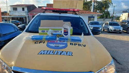 Polícia encontra cinco quilos de maconha escondidas em caixa de piscina infantil; os suspeitos foram presos