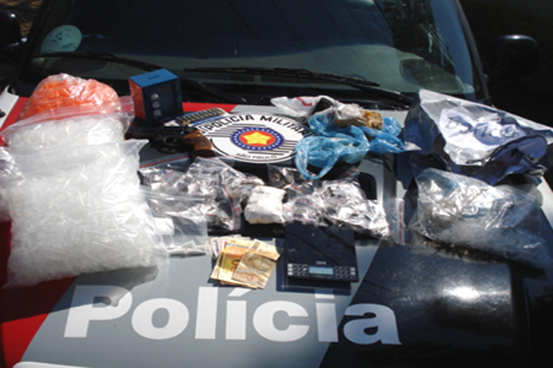 Mais de 16 quilos de drogas são apreendidos em grota após troca de tiros