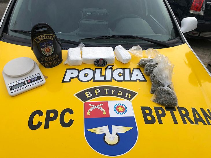 Mulher é presa com R$ 30 mil em drogas durante patrulhamento no Tabuleiro 