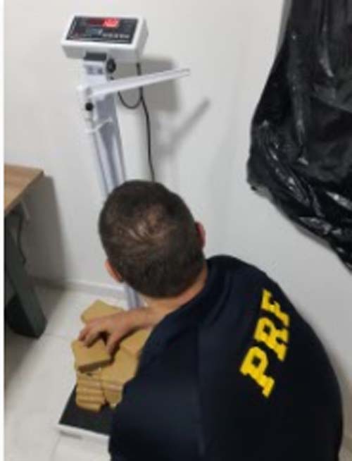 Adolescente de 17 anos é apreendida transportando 10kg de maconha em ônibus