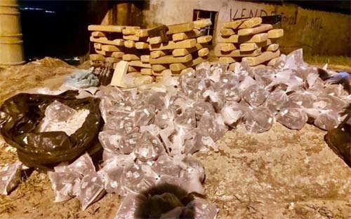Polícia apreende mais de 100 quilos de maconha e nove mil pinos de cocaína em Arraial do Cabo
