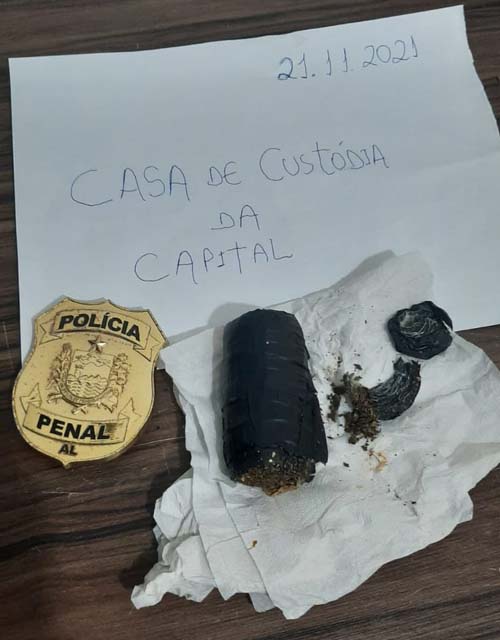 Mulher é presa ao tentar entrar com drogas na Casa de Custódia