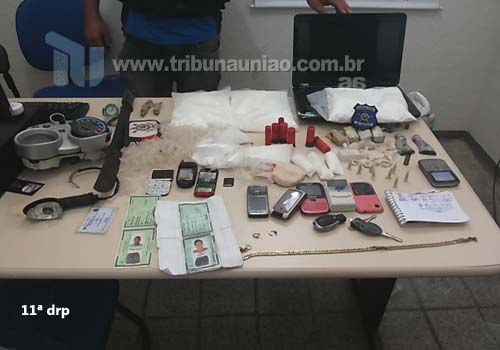 Operação conjunta das policias de União dos Palmares apreende droga (com aparência de cocaína), e armas em residência na periferia da cidade